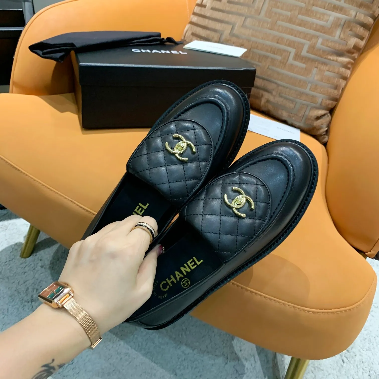 👟👟Ex-factory price 480👟👟 Women's shoes and women's clothing The official website is updated simultaneously with high version, CHANEL FW2021 Chanel early spring new top autumn shoes single shoe series ____________________ The must-have hot style of the fragrance family in spring, the goddess series, with the elegant and ladylike temperament of the fragrance family, super durable, irresistible, heart-beating... ▪️The upper is made of high-grade imported cowhide with texture ➕Original molded hardware buckle ➕Electric embroidery ▪️The lining is made of imported lambskin, which is soft and comfortable ▪️Original molded version, Italian genuine leather outsole🇮🇹 ▪️Number of yards: 35-40 (41 customized, non-returnable) ▪️Color: 4 colors of black, white, apricot and patent leather